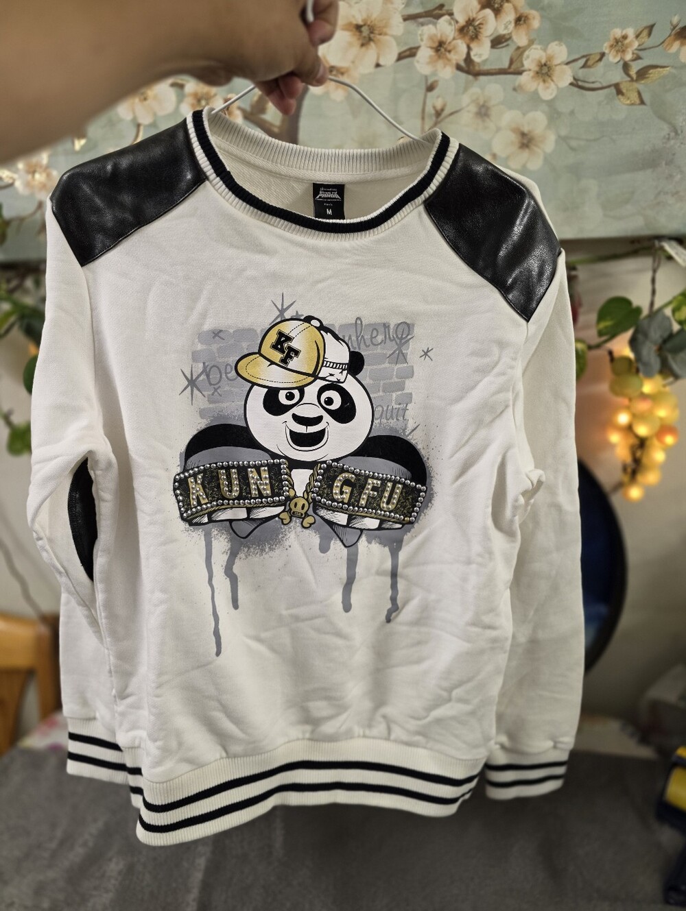 Dreamworks Kung Fu Panda Men's White Graphic Pullover Sweater Size M